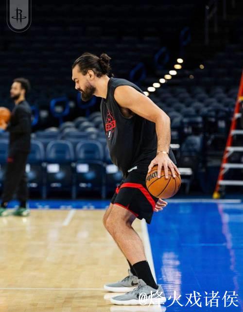 全神贯注!火箭官媒晒众球员赛前训练照:是时候动真格了 全神贯注!火箭官媒晒众球员赛前训练照:是时候动真格了